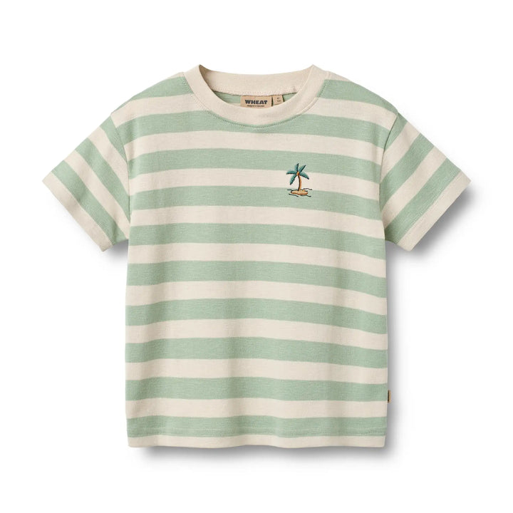kurzarm T-Shirt für Babys und Jungen aus Bio-Baumwolle in Jersey-Qualität mit cremeweißen und mintgrünen Blockstreifen, Rundhalsausschnittt und kleiner aufgestickten Palme auf Höhe der linken Brust