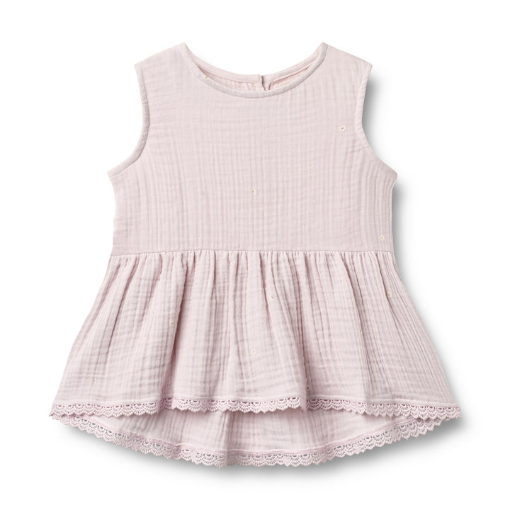 hell-lilafarbenes, ärmelloses Blusentop für Mädchen aus Bio-Baumwolle mit ausgestelltem Peplum-Saum mit Spitze, Rundhalsausschnitt und Knopfleiste auf der Rückseite