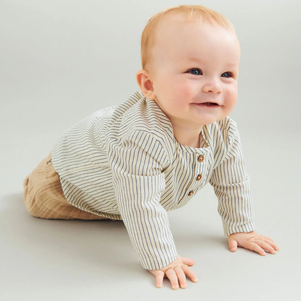 Wheat Trousers Ashley warm sand getragen von einem krabbelndem Baby, Ansicht von vorne