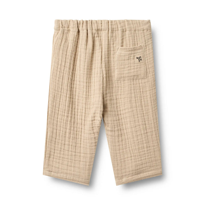 Wheat Trousers Ashley warm sand Produktbild, Ansicht der Rückseite, Blick auf Gesäßtasche auf der rechten Seite mit Wheat-Label