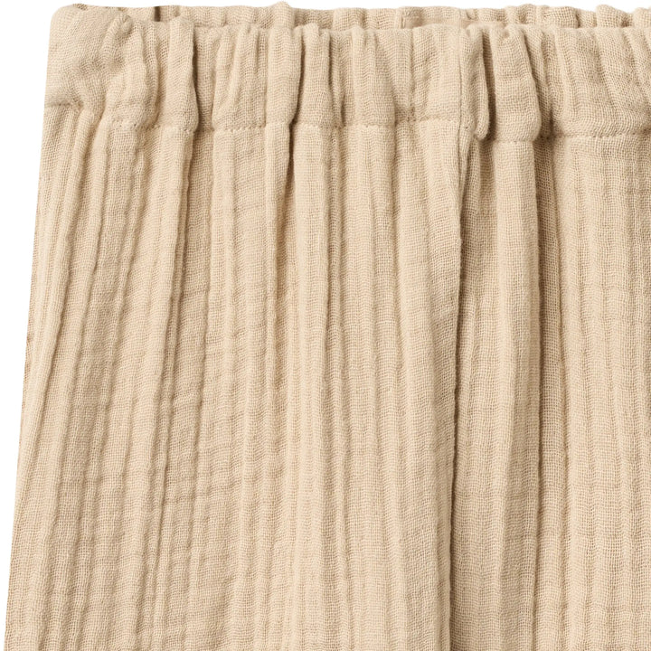 Wheat Trousers Ashley warm sand Detailansicht Musselin-Qualität und Gummibund