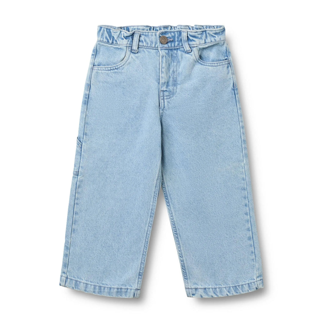 hellblaue Jeans von Wheat für Kinder aus Bio-Baumwolle mit weitem Bein, Eingriffstaschen, Gummibund und Knopfverschluss. Ansicht von vorne