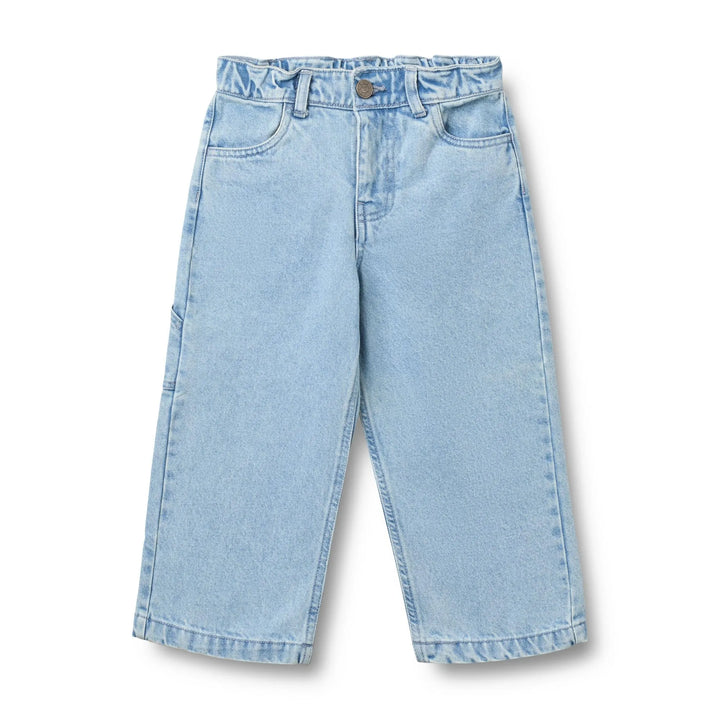 hellblaue Jeans von Wheat für Kinder aus Bio-Baumwolle mit weitem Bein, Eingriffstaschen, Gummibund und Knopfverschluss. Ansicht von vorne