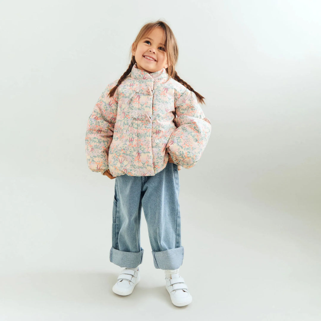 Wheat Trousers Felix light blue getragen von einem kleinen Mädchen vor weißem Hintergrund, Ansicht von vorne