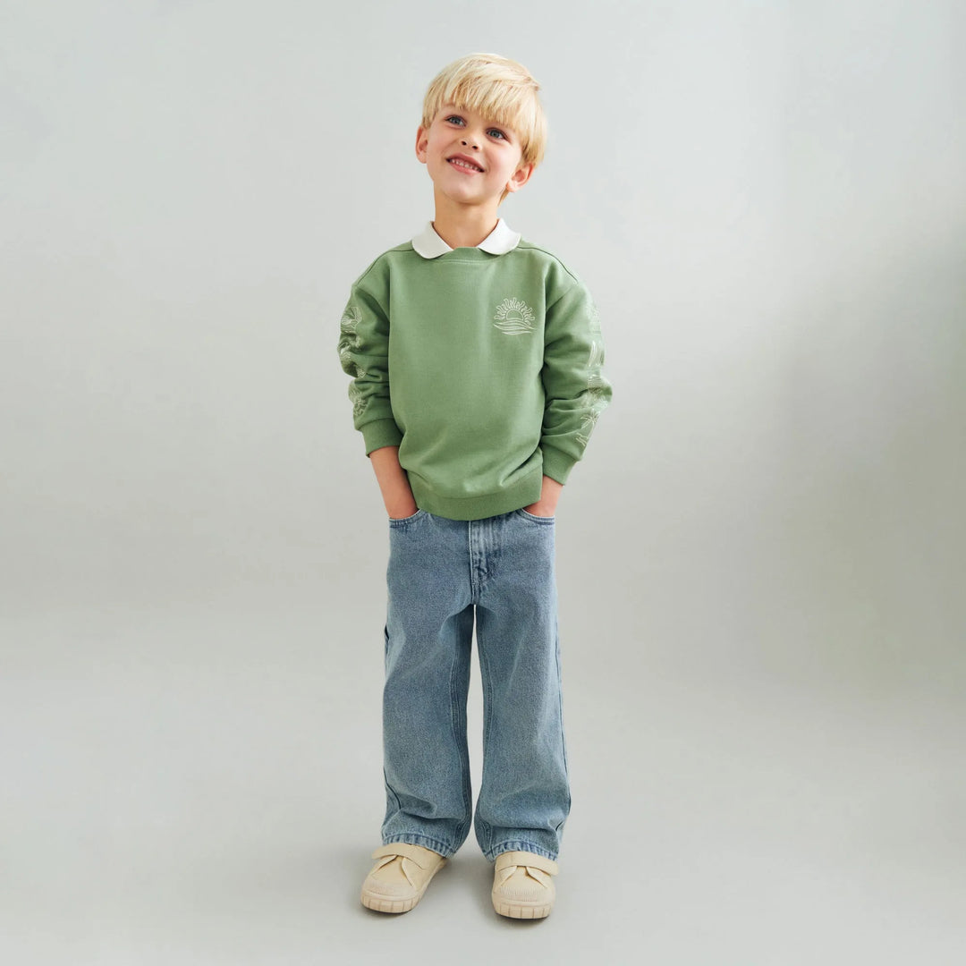 Wheat Trousers Felix light blue getragen von einem Jungen vor weißem Hintergrund, Ansicht von vorne