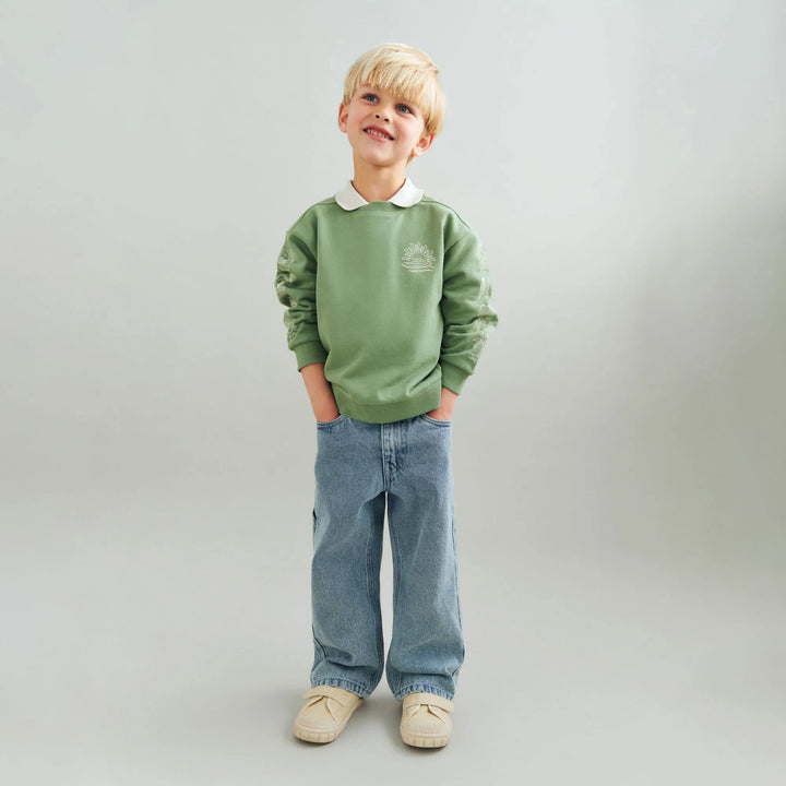Wheat Trousers Felix light blue getragen von einem Jungen vor weißem Hintergrund, Ansicht von vorne