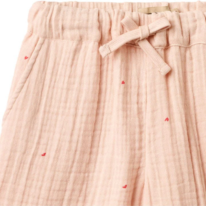 Wheat trousers sasha powder hearts Nahaufnahme Gummibund und rechte seitliche Eingriffstasche mit Blick auf die kleinen aufgedruckten roten Herzen