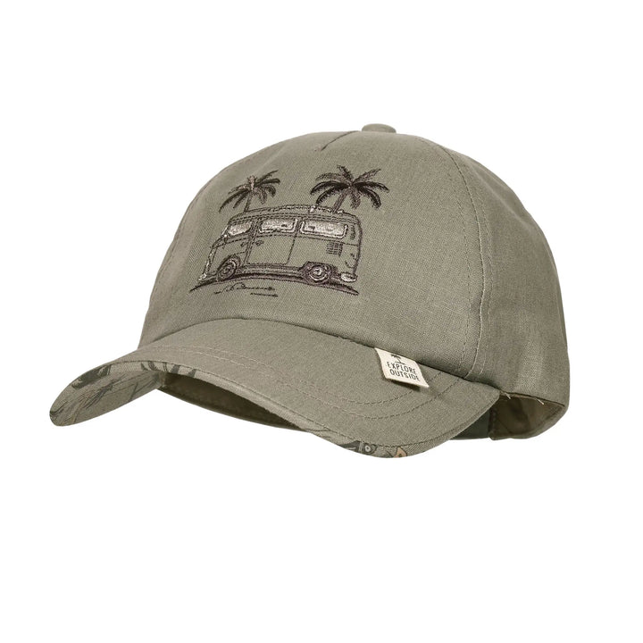 khaki-farbenes Cap ür Jungen mit aufgesticktem Camping-Bus und Palmen auf der Vorderseite, Produktbild, Ansicht Vorderseite