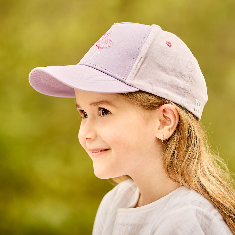 maximo KIDS GIRL-Cap Flamingo flieder getragen von einem Mädchen, Ansicht von der Seite 