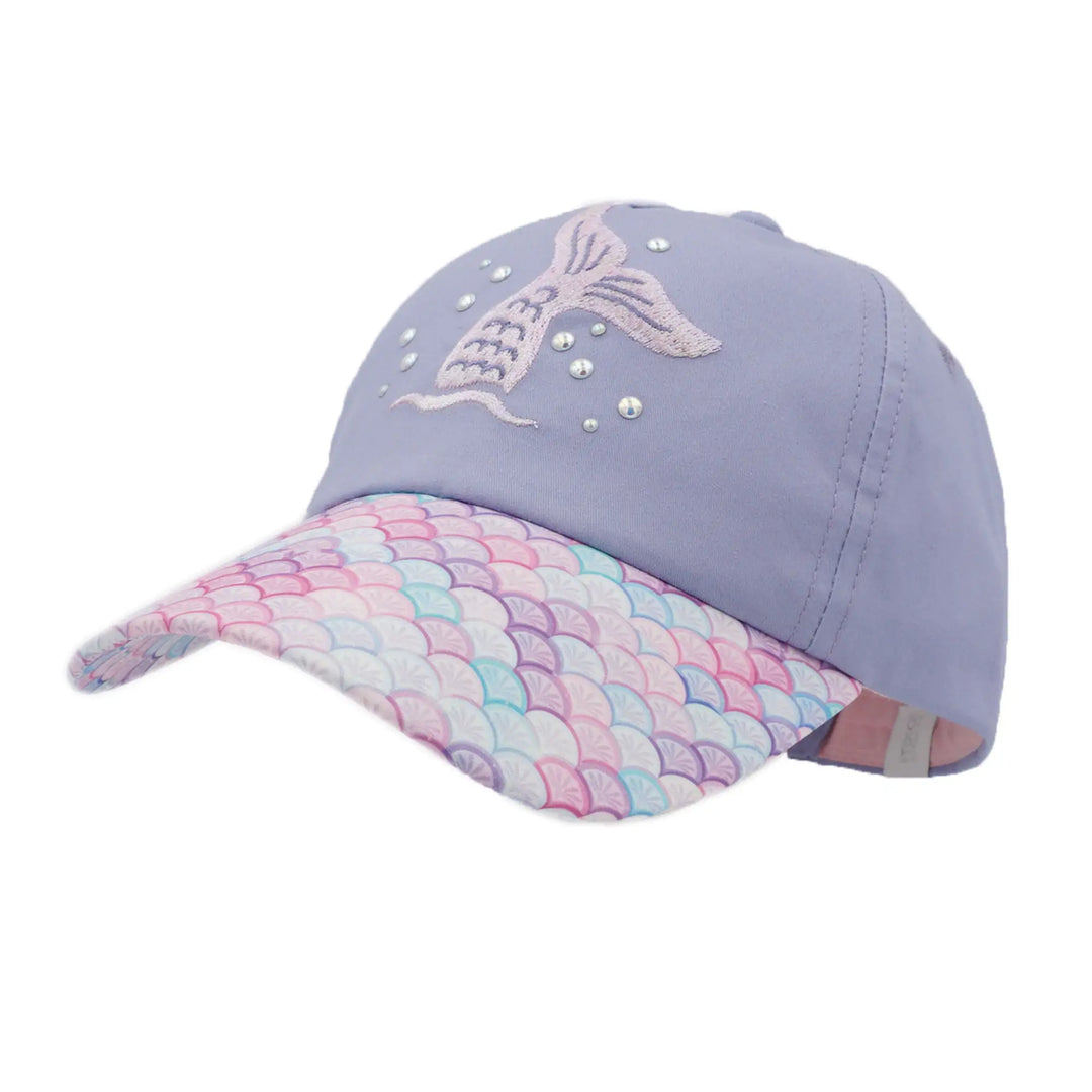 lilafarbene Schirmmütze für Mädchen amit aufgenähter Meerjungfrauenflosse auf der Vorderseite nebst Perlen und rosafarbenem Schuppenmuster auf dem Schirm